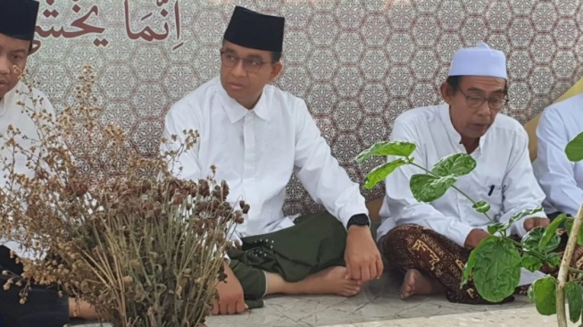 Anies Balas Candaan Gus Yahya kepada Cak Imin, Usai Berziarah di Makam KH Bisri Mustofa