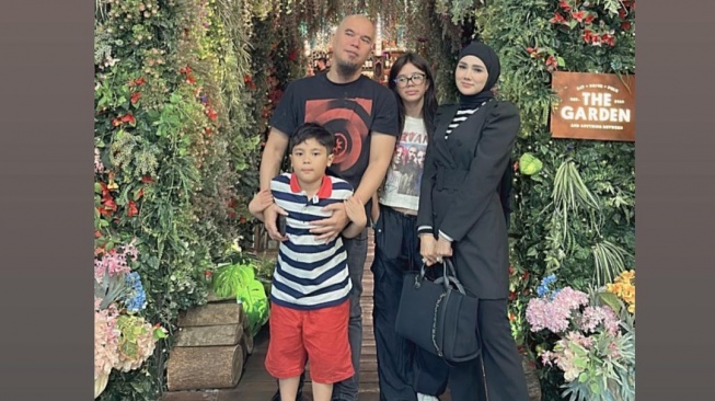 Ahmad Dhani dan Mulan Jameela bersama dua anaknya: Safeea Ahmad, Muhammad Ali. [Instagram]