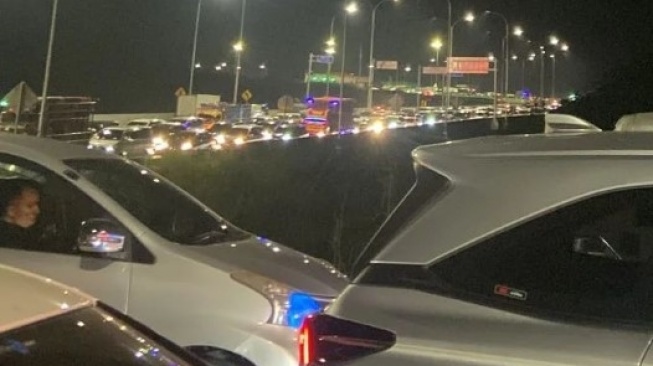 Belum Setahun Diresmikan Tol Bocimi Sudah Longsor, Kok Bisa?