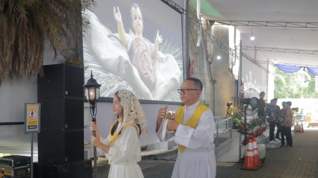 Umat Kristiani saat mengikuti Misa Natal di Gereja Katedral, Jakarta, Senin (25/12/2023). [Suara.com/Alfian Winanto]