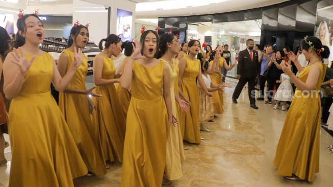 Paduan suara menghibur pengunjung di salah satu Pusat Perbelanjaan di Jakarta, Senin (25/12/2023). [Suara.com/Alfian Winanto]