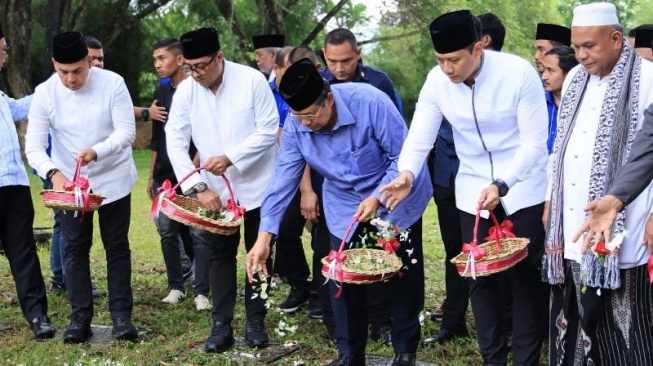 Ketua Umum Partai Demokrat Agus Harimurti Yudhoyono (AHY) dan Presiden ke-6 Republik Indonesia Susilo Bambang Yudhoyono (SBY) berziarah ke Makam Kuburan Massal Siron, Aceh, Senin (25/12/2023). (Foto dok. Demokrat)