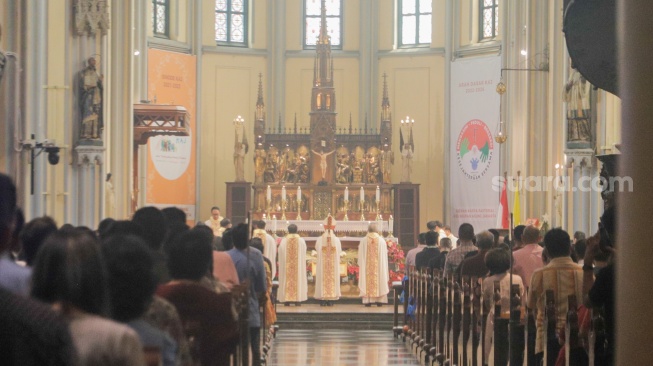 Umat Kristiani saat mengikuti Misa Natal di Gereja Katedral, Jakarta, Senin (25/12/2023). [Suara.com/Alfian Winanto]