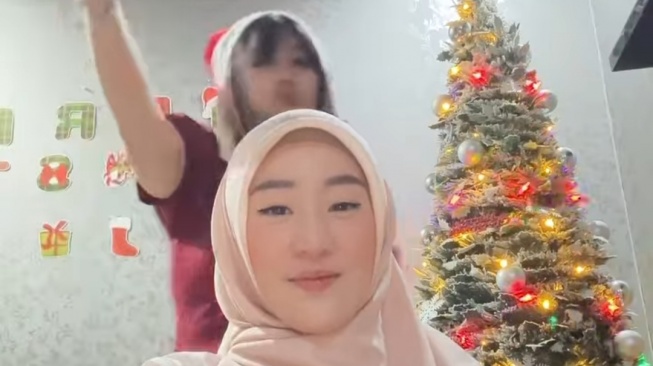 Larissa Chou Ikut Rayakan Natal, Senyum-senyum Dipancing Nyanyi Lagu Jingle Bells