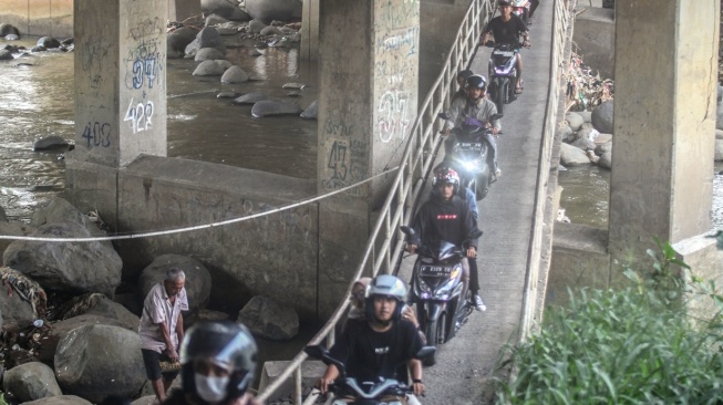 Pengendara sepeda motor melintas di jalur alternatif khusus motor menuju kawasan Puncak Bogor, Kabupaten Bogor, Jawa Barat, Senin (25/12/2023). [ANTARAFOTO/Yulius Satria Wijaya].