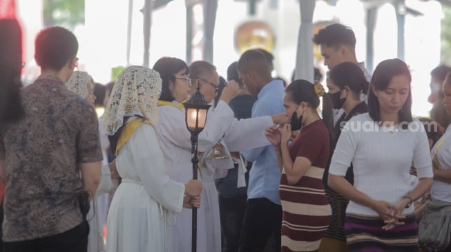 Umat Kristiani saat mengikuti Misa Natal di Gereja Katedral, Jakarta, Senin (25/12/2023). [Suara.com/Alfian Winanto]