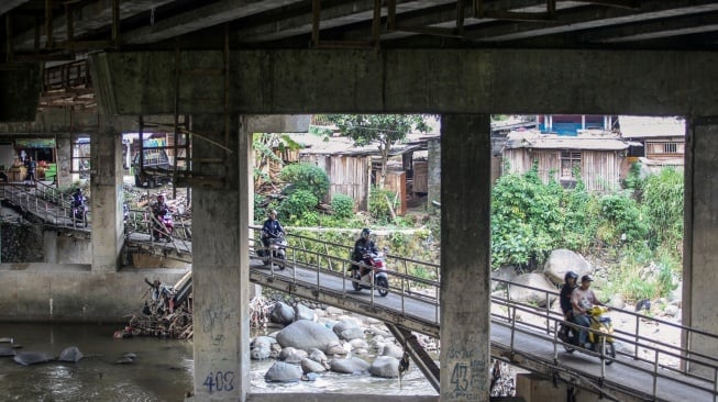 Pengendara sepeda motor melintas di jalur alternatif khusus motor menuju kawasan Puncak Bogor, Kabupaten Bogor, Jawa Barat, Senin (25/12/2023). [ANTARAFOTO/Yulius Satria Wijaya].