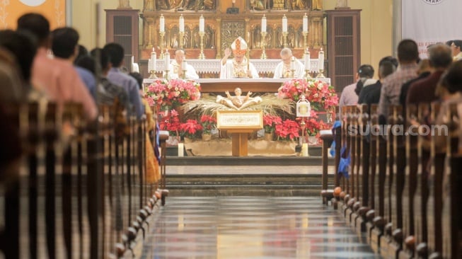 Umat Kristiani saat mengikuti Misa Natal di Gereja Katedral, Jakarta, Senin (25/12/2023). [Suara.com/Alfian Winanto]