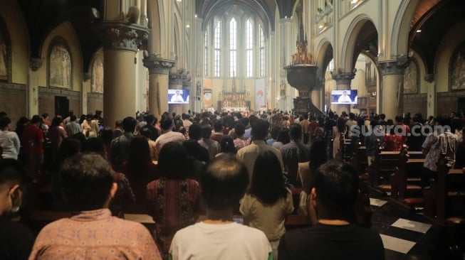 Umat Kristiani saat mengikuti Misa Natal di Gereja Katedral, Jakarta, Senin (25/12/2023). [Suara.com/Alfian Winanto]