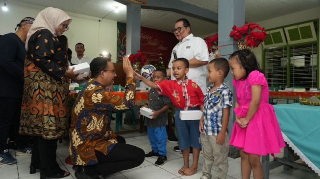 Berbagi Sukacita Malam Natal Bersama Anak Panti Asuhan ST Thomas, Anies Kenang Cita-citanya Waktu Kecil