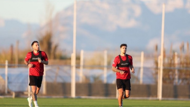 Dua pemain Timnas Indonesia, Marc Klok (kiri) dan Shayne Pattynama mengikuti latihan hari ketiga pemusatan latihan (TC) di Antalya, Turki, untuk Piala Asia 2023. (ANTARA/Ho/PSSI)