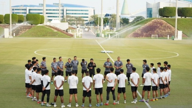 Pelatih Timnas Indonesia U-20, Indra Sjafri memimpin latihan perdana tim dalam pemusatan latihan (TC) di Doha, Qatar, tepatnya di Lapangan Aspire Academy 2. (ANTARA/Ho/PSSI)