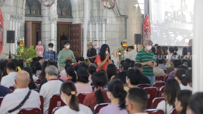 Umat Kristiani saat mengikuti Misa Natal di Gereja Katedral, Jakarta, Senin (25/12/2023). [Suara.com/Alfian Winanto]