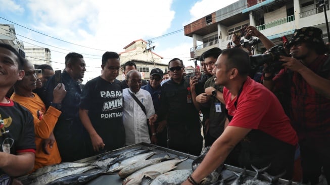 Anies Serap Aspirasi Pedagang dan Konsumen Saat Blusukan di Pasar Flamboyan Kalbar