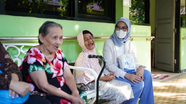 Peringati Hari Ibu dengan Mendonasikan Popok Dewasa ke 30 Panti Jompo di Jabodetabek