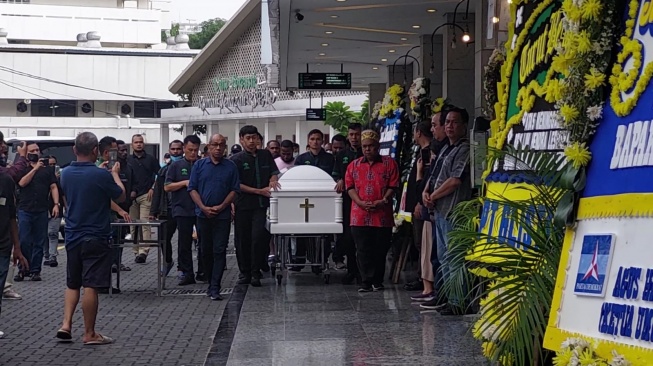 The body of former Papua Governor Lukas Enembe was laid to rest at Gatot Subroto Army Hospital, Newsdelivers.com, Tuesday (26/12/2023) (Suara.com/Yaumal)