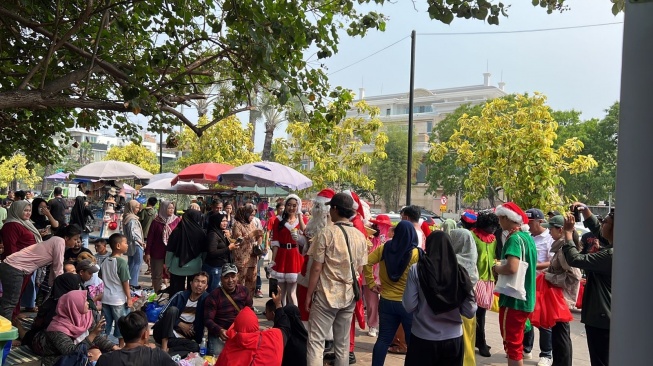 Sejumlah warga tengah menikmati liburan Natal 2023 di kawasan Pantai Ancol, Jakarta. [IST]