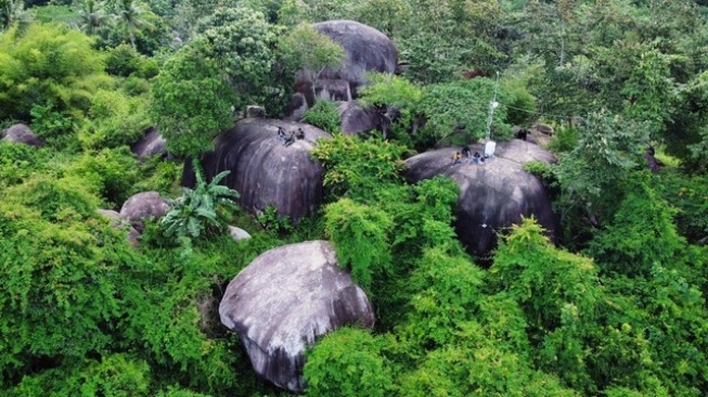 Menjelajahi Panorama Wisata Alam di Gunung Batu Lampung Selatan