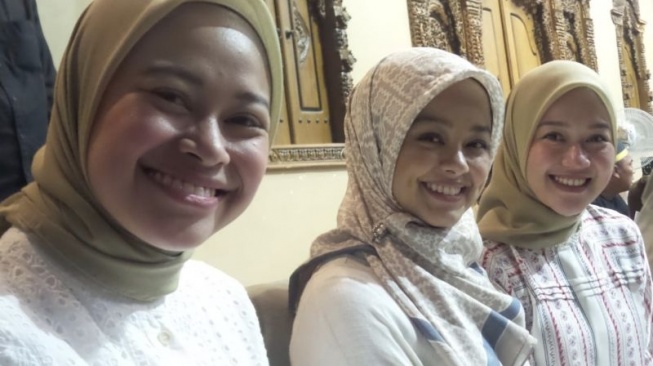 Ikut Pengajian Gus Iqdam Bareng Mutiara Baswedan, Fira Putri Cak Imin Bikin Salfok