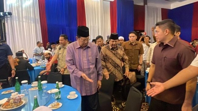 Presiden ke-VI Susilo Bambang Yudhoyono bersama Menhan Prabowo Subianto di Hotel Hermes, Aceh dalam rangka peringatan 19 tahun Tsunami Aceh, Selasa (26/12/2023). [Suara.com/Novian]