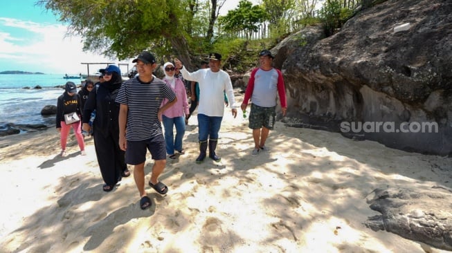 Penjabat Gubernur Sulawesi Selatan, Bahtiar Baharuddin, berkunjung ke Kabupaten Sinjai, sekaligus menikmati panorama alam di Kecamatan Pulau Sembilan, Senin, 25 Desember 2023 [SuaraSulsel.id/Humas Pemprov Sulsel]