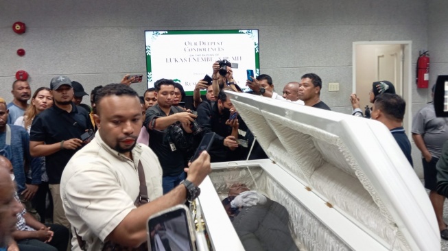 The body of former Papua Governor Lukas Enembe was laid to rest at Gatot Subroto Army Hospital, Newsdelivers.com, Tuesday (26/12/2023) (Suara.com/Yaumal)