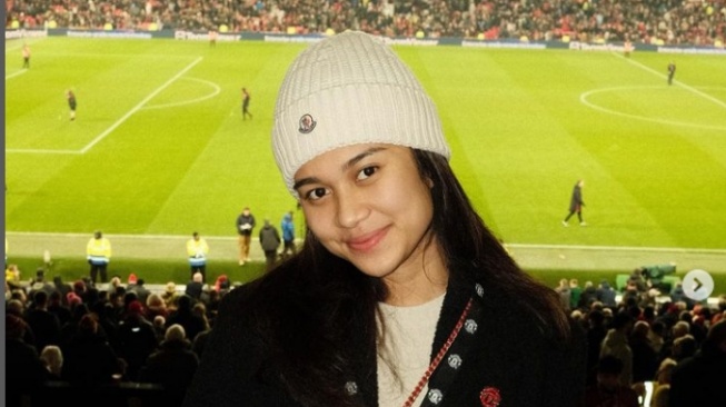 Nonton Man United Langsung di Old Trafford, Azizah Salsha Pakai Tas yang Harganya Lebihi Gaji Sebulan Pratama Arhan