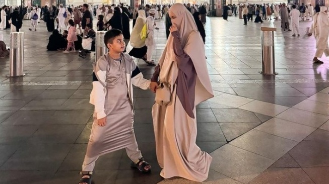 Momen Teuku Wisnu dan Shireen Sungkar Umrah Ajak Anak. (Instagram/@shireensungkar)