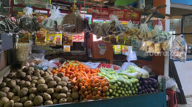 Ngeluh Sepi Jelang Tahun Baru, Penjual Sayur di Slipi Jakbar Curhat Sejak Pagi Belum Ada Pelaris: Sampai Ngantuk!