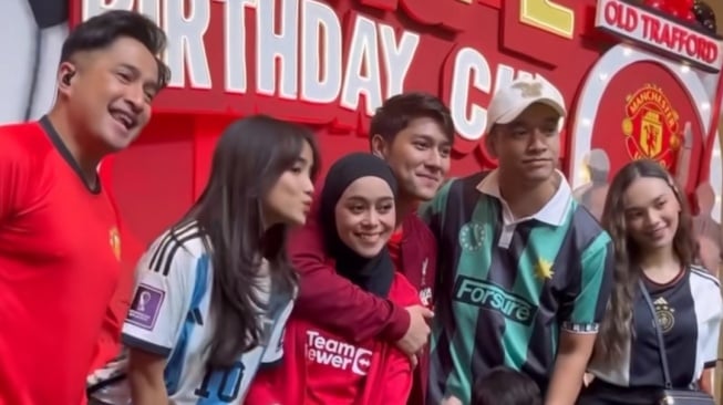 Foto Bareng di Ultah Baby L, Adab Fuji Tarik Tangan Irfan Hakim Jadi Omongan