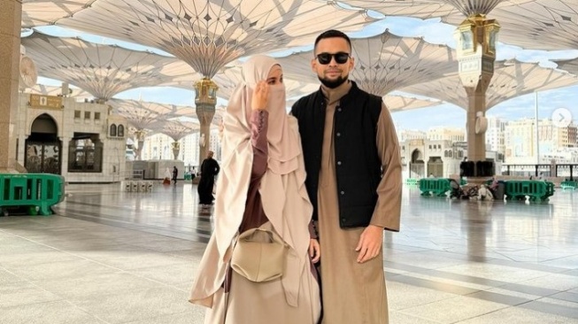 Momen Teuku Wisnu dan Shireen Sungkar Umrah Ajak Anak. (Instagram/@shireensungkar)