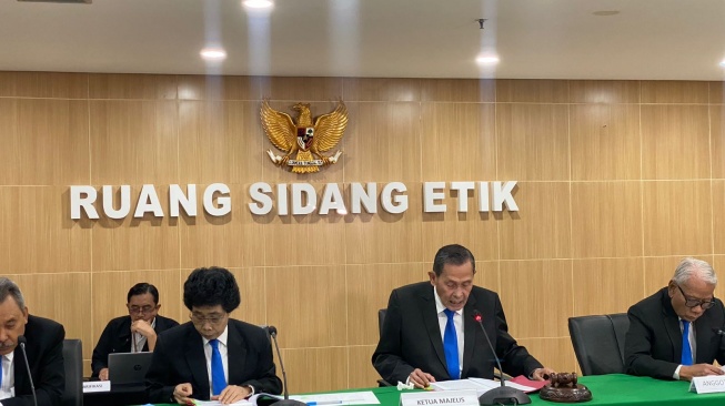 Dewas KPK menggelar sidang kode etik kasus Ketua KPK nonaktif Firli Bahuri di Jakarta, Rabu (27/12/2023). [Suara.com/Yaumal]