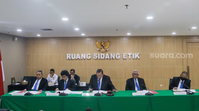 Suasana jalannya sidang kode etik dengan terdakwa Ketua KPK nonaktif Firli Bahuri  di Gedung ACLC KPK, Jakarta, Rabu (27/12/2023). [Suara.com/Alfian Winanto]