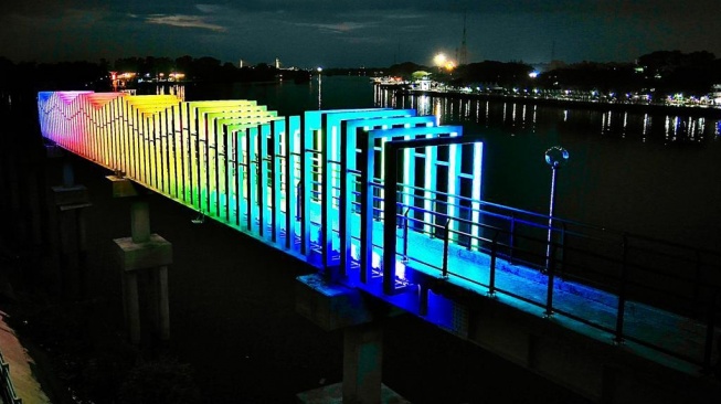 Penampakan Jembatan Skywalk Tengku Buwang Asmara di Siak saat malam hari. [Dok Ist]