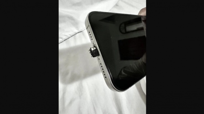 Kabel pengisi daya meleleh pada iPhone 15 Pro Max. [Gizmochina]