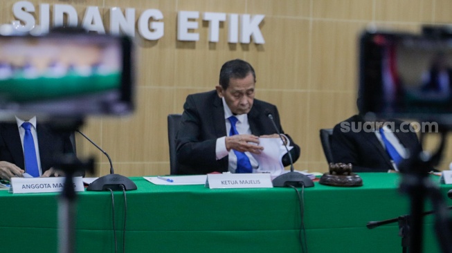 Ketua Dewan Pengawas KPK Tumpak Hatorangan Panggabean saat memimpin sidang kode etik dengan terdakwa Ketua KPK nonaktif Firli Bahuri  di Gedung ACLC KPK, Jakarta, Rabu (27/12/2023). [Suara.com/Alfian Winanto]