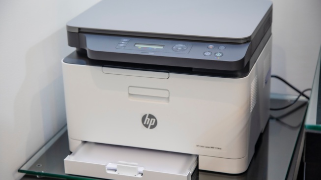 Ilustrasi printer HP. [Unsplash/Mahrous Houses]