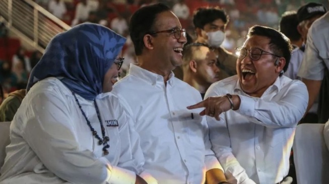 Calon presiden dan wakil presiden nomor urut 1, Anies Baswedan (tengah) dan Muhaimin Iskandar (kanan) bercanda sebelum menyampaikan orasi politiknya pada acara diskusi dan kalibrasi bersama pemuda di GOR Jatidiri, Semarang, Jawa Tengah, Minggu (24/12/2023 ).  .  ANTARA FOTO/Artinya Zaezar/YU