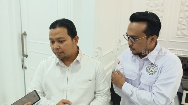 Direktur Sengketa Proses Tim Hukum Nasional Anies Baswedan dan Muhaimin Iskandar, Zaid Mushafi ditemui awak media di Kantor KPU, Jakarta Pusat, Rabu (27/12/2023). (Suara.com/Dea)