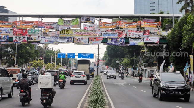 Sudah Ada Larangan Tetap Dilanggar, Bawaslu Jakut Heran Masih Banyak Parpol dan Caleg Pasang APK di Jembatan