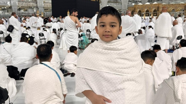 Momen Teuku Wisnu dan Shireen Sungkar Umrah Ajak Anak. (Instagram/@teukuwisnu)