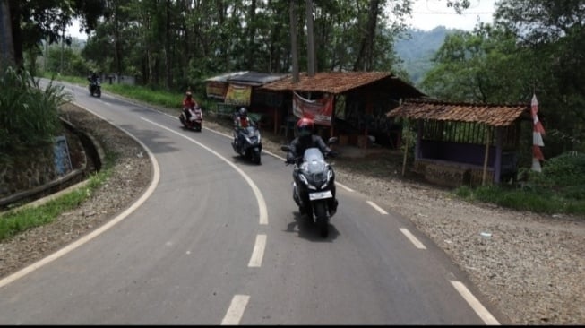 Berpuluh tahun sepeda motor Honda aktif mengawal kegiatan hobi dan aktivitas harian lewat bermacam model. Antara lain digunakan untuk touring [Wahana Honda]