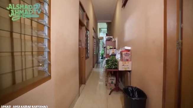 Kamar karyawan di rumah Alshad Ahmad. (YouTube/Alshad Ahmad TV)