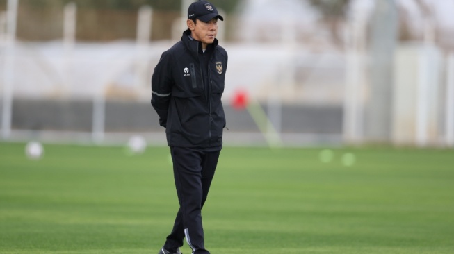 Pelatih Timnas Indonesia, Shin Tae-yong memimpin sesi latihan dalam TC di Antalya, Qatar. [dok. PSSI]