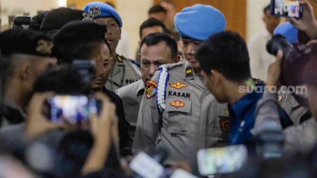 Ketua KPK nonaktif Firli Bahuri (tengah) berjalan keluar usai menjalani pemeriksaan di Bareskrim Mabes Polri, Jakarta, Rabu (27/12/2023). [Suara.com/Alfian Winanto]