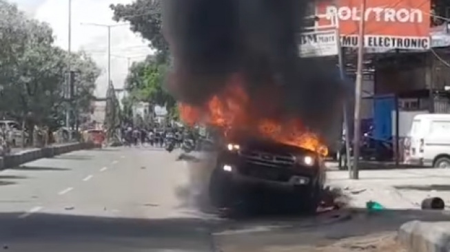 Mobil terbakar di Sentani, Jayapura, Kamis (28/12/2023). [Tangapan layar akun FB Info kejadian sentani jayapura (IKSJ)]