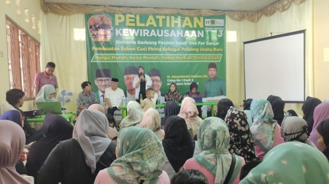 Jadi Ladang Penghasilan, Relawan Gerbong Pecinta Sandi Uno For Ganjar Gelar Pelatihan Pembuatan Sabun