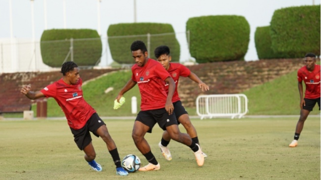 Iqbal Gwijangge (Tengah) Saat Melakoni Pemusatan Latihan Timnas Indonesia U-20 di Doha, Qatar. (pssi.org)