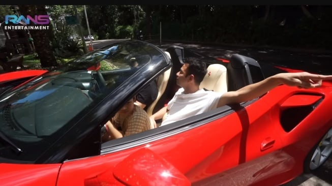 Raffi Ahmad menjajal mobil hadiah dari Nagita Slavina, Ferrari F8 Tributo (Youtube/Rans Entertaiment)