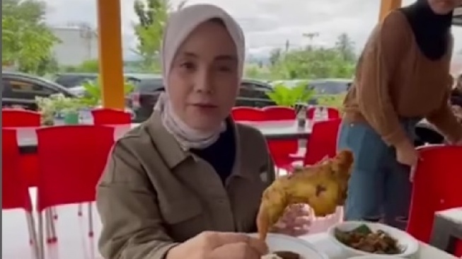 Gemar Disantap Siti Atikoh, Daging Ayam Bisa Bikin Pria Garang di Ranjang Lho